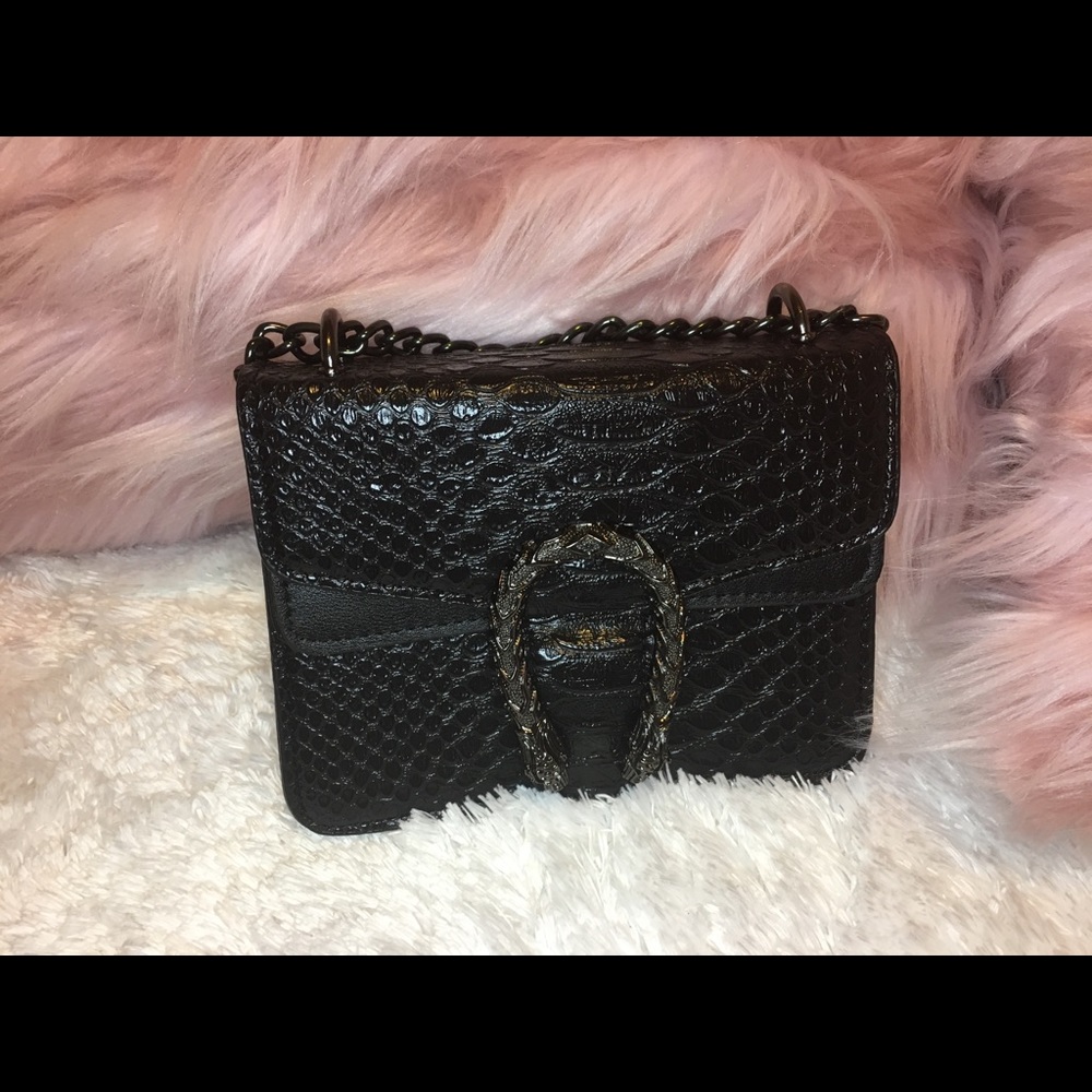 Woman small crossbody bag with chain